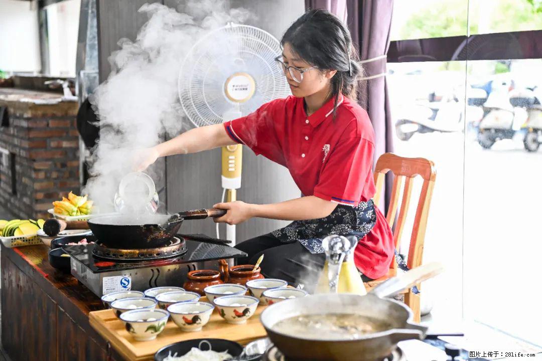全网追的“扁担女孩”，找了一份暑假工，时薪12元 - 禹州生活资讯 - 禹州28生活网 yuzhou.28life.com